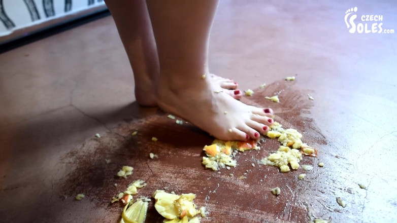 Czech Soles - foot fetish content: Büyük kız meyveleri ve seni büyük ayaklarıyla eziyor
