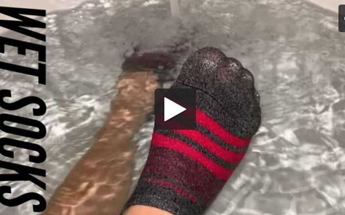 footivities: Fetish kaus kaki basah dengan kaus kaki atletis