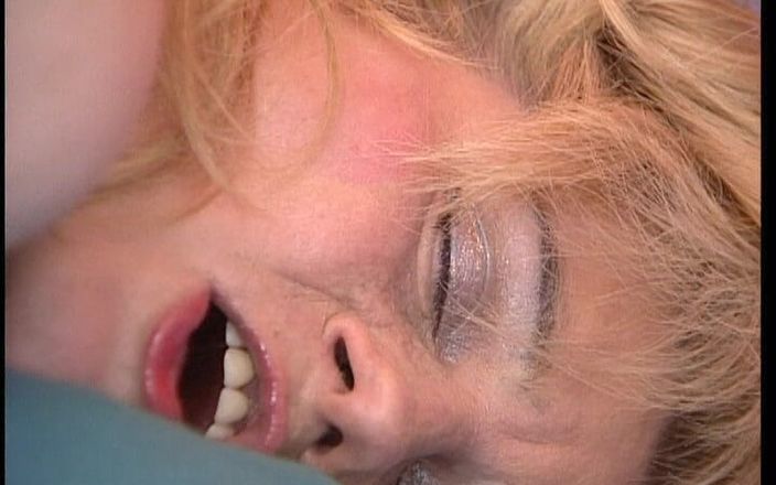 YOUR FIRST PORN: Mollige sarah in weißen dessous schreit beim orgasmus