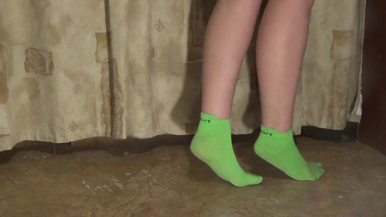 Goddess Misha Goldy: Les pieds, le muscle du mollet et la marche sur...