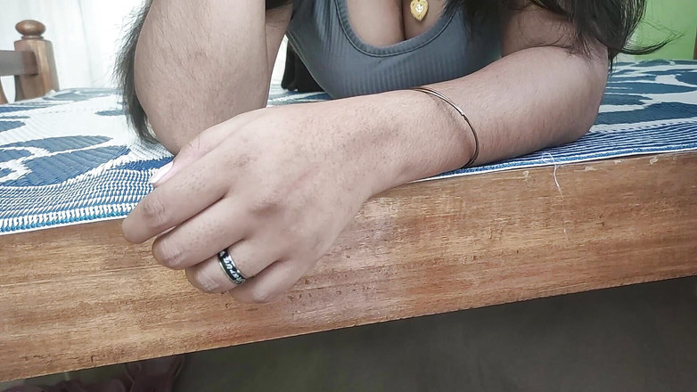 Vaigavarun45: ヴァイシュネイビーシミーホットおっぱいプレスお尻プレスオンミニスカート、シミーとミニスカートマルカップルロマンス、マルホットロマンス