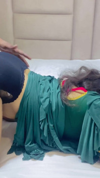 Desi Hot Stepmom Was Caught Alone Today, I Had a Lot of Fun Fucking Her Pussy. I Left Her in a Green Saree Hindiaudio Queenalexa