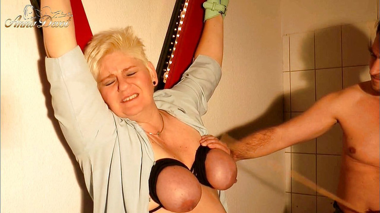 Anna Devot: 가슴 스팽킹 + 엉덩이 스팽킹 = 보지가 젖어