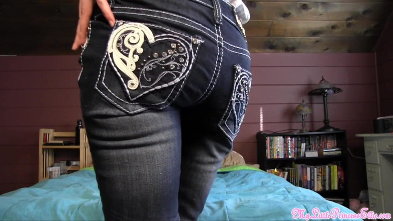 Ellie Idol: Leche en mi bebé en jeans ajustados