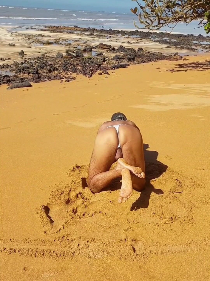 Ladysilvas: 해변에서 팬티를 입고 핫한 엉덩이를 보여주는 Ladysilva 크로스드레서