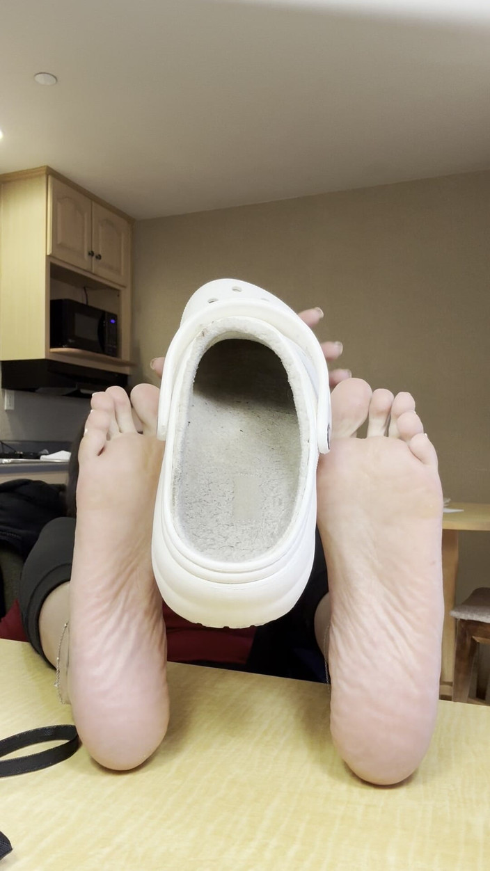 Tan feets: Stiefmutter, stinkendes croc, Entfernung von gestützten sohlen, französische pedi