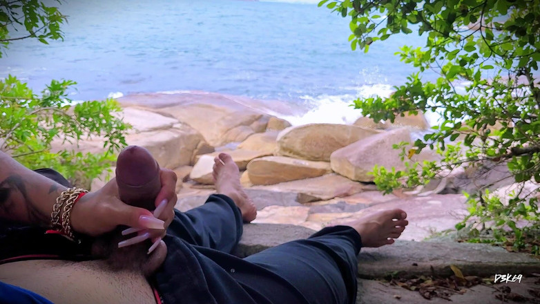 D3k69: ビーチでサプライズ射精手コキ