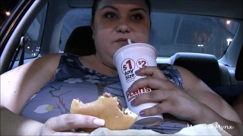 BBW Pleasures: SSBBW essen im auto pOV