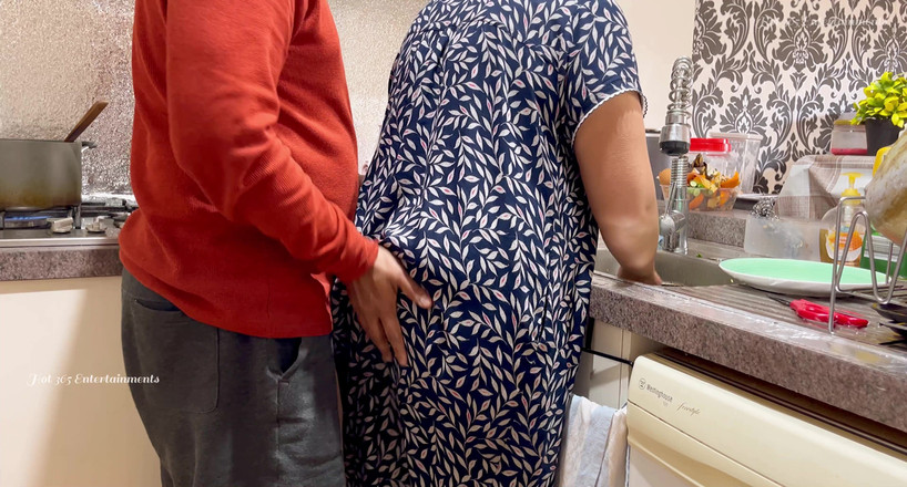 Hot 365 Entertainments: Romantický indický pár - zvedání nočního oblečení sexy manželky, zadek chycený...