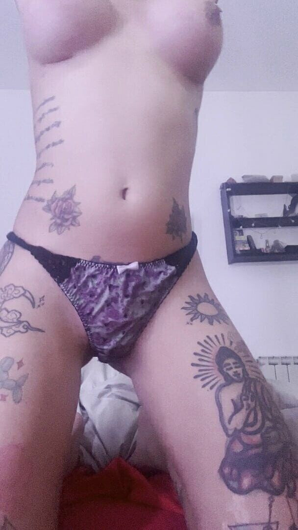 Latinxbabe: Sexy sexy brunetka s velkými prsy prsty sama