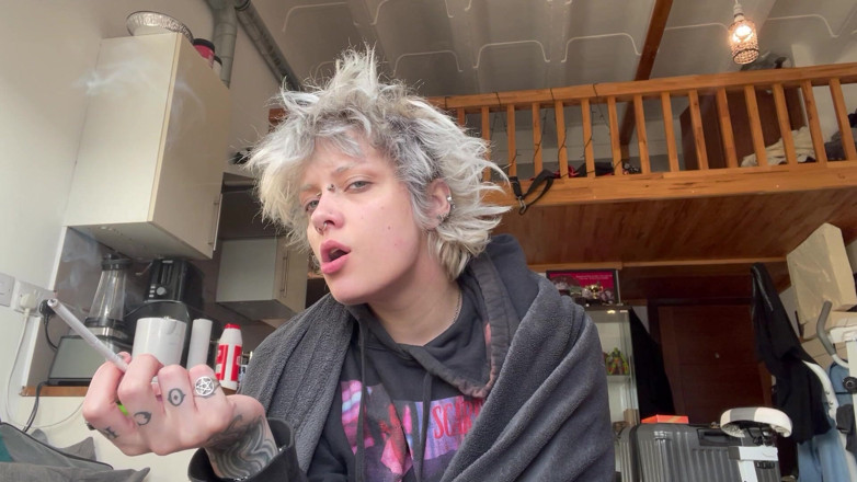 Glitterqueen1999: Roztomilá goth kouří cig v mikině Bez make-upu