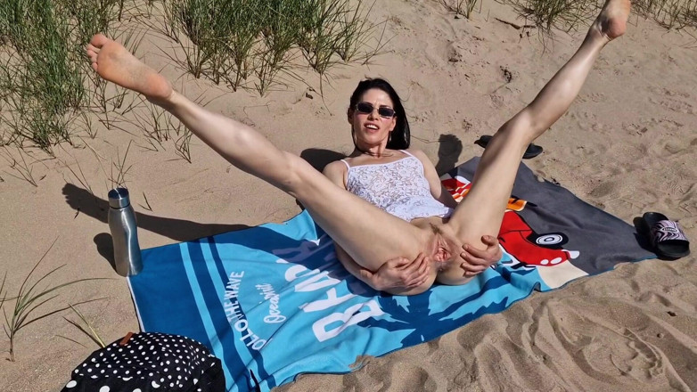 Nicky Brill: 해변 노출증, 공공 해변에서 내 보지를 벌리기