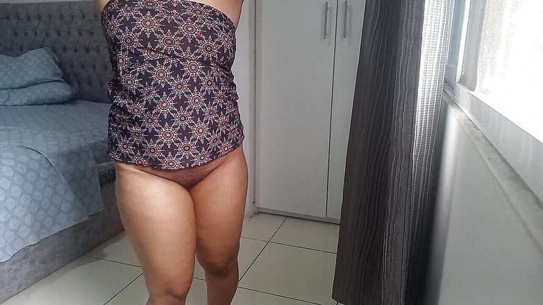 PATY PATY: Домохозяйка мастурбирует, пока извращенная соседка наблюдает за ней