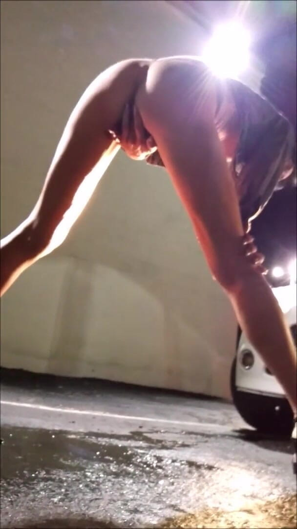Fantasy Milf: Huge pee and squirting