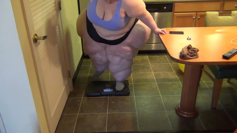 Full Weight Productions: SSBBW Bobbi Jo's failed trample &amp; sofa squash