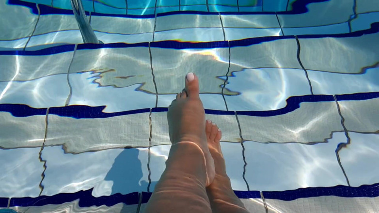 Fetish intimmedia: Foot fetish play in pool