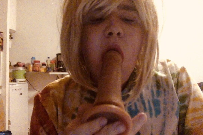 BifloXXX: BifloXXX crossdresser sucks and deepthroat dildo