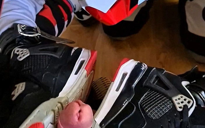 Sneakersmax98: पिल्ला मेरी हड्डी के साथ खेलता है और उस पर चूसता है