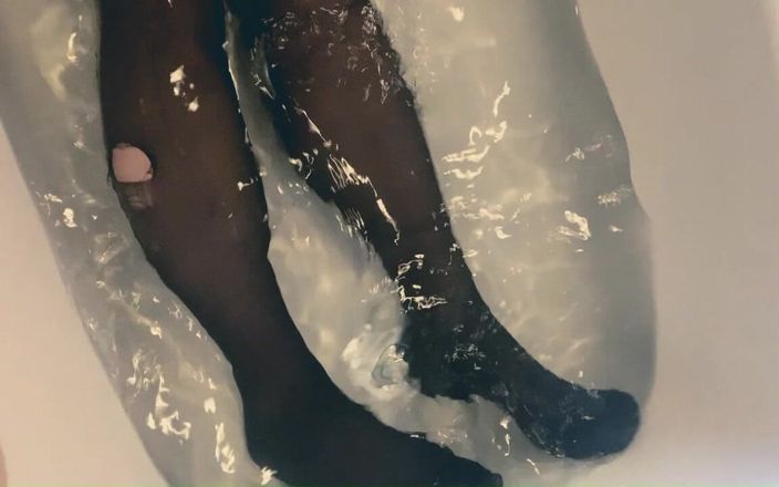 Deanna deadly: Black Pantyhose in Bath and Shower Wet Look