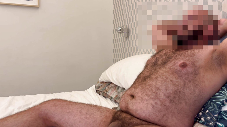 FurryCubster: Hårig oskuren björn spottar, visar upp sin röv och skjuter...