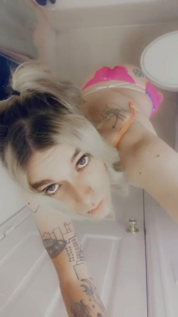 CarmenMelatonin: Pretty pink babe wants to play