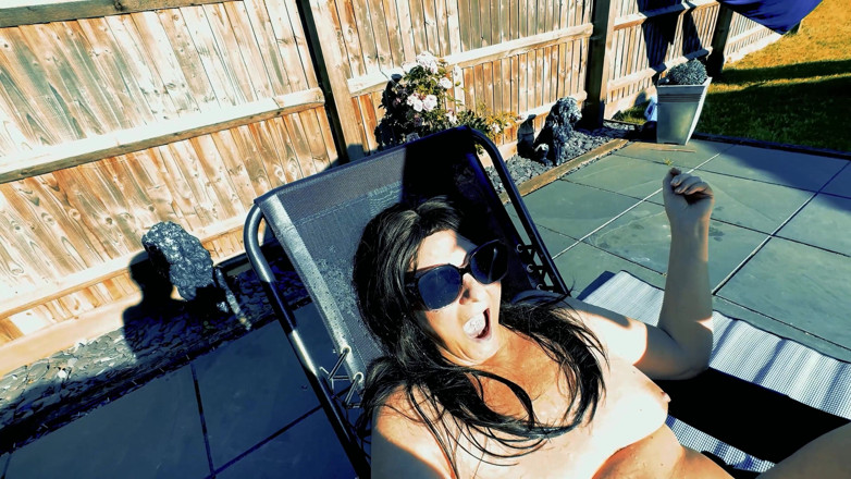 ithastopeefun: Hot June -sunlounger Piss Shorts