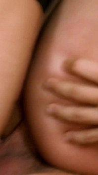 Analer dreier mit doppelpenetration, der alle löcher ganz natürlicher brünetter MILF fickt