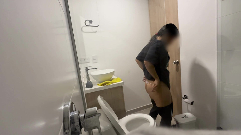 Time traveler: 可爱的娇小女仆给老板撸管，然后操她的主人 第1部分