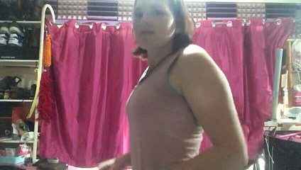 MistressWriggler: Je me fais seins nus en dansant et en faisant...