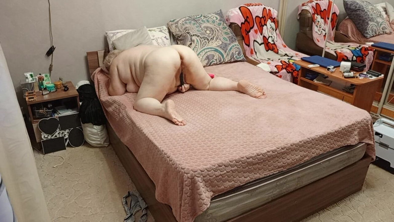 Zona901: Соседка с большой круглой задницей и волосатой пиздой получает оргазм от мастурбации