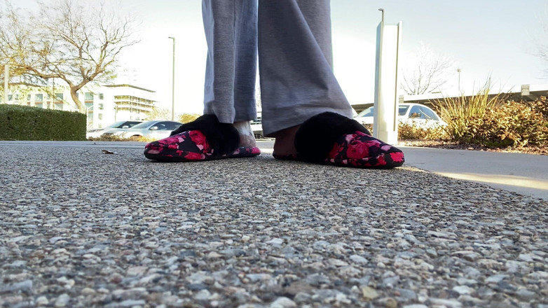 Tan feets: Tanfeets tachinare în afara public cu papuci cu unghii naturale