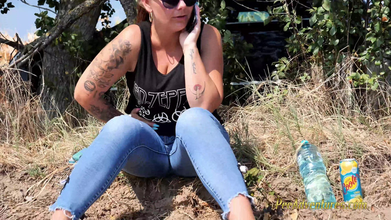 Pee Adventures: Kencing dalam bidang jagung - kencing dirinya semasa bercakap dengan teman...