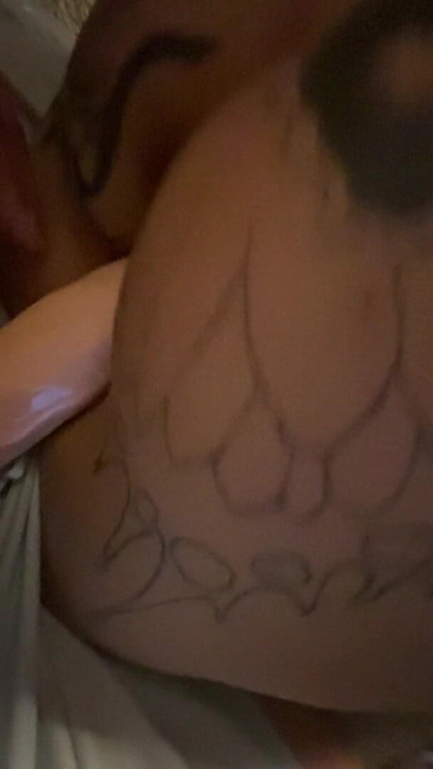 MzKiTTy91: Big booty pawg wife takes just the tip