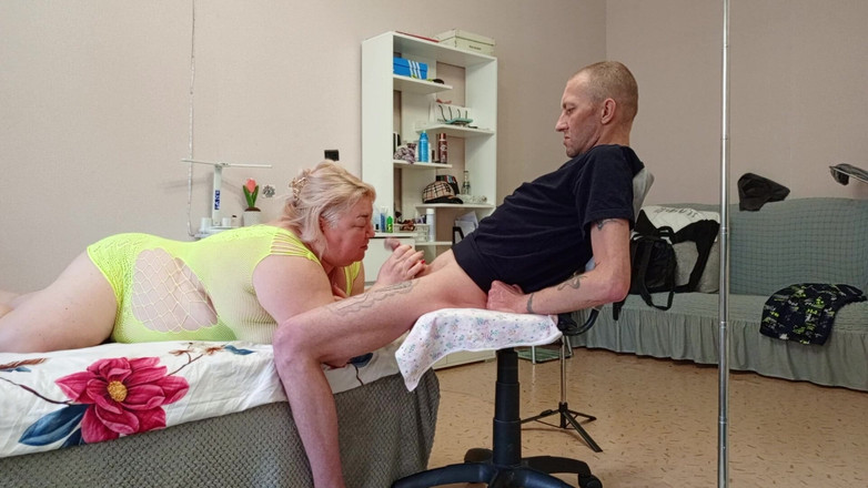 Zona901: Seorang kawan menghisap sebahagian besar air mani panas dari batang...