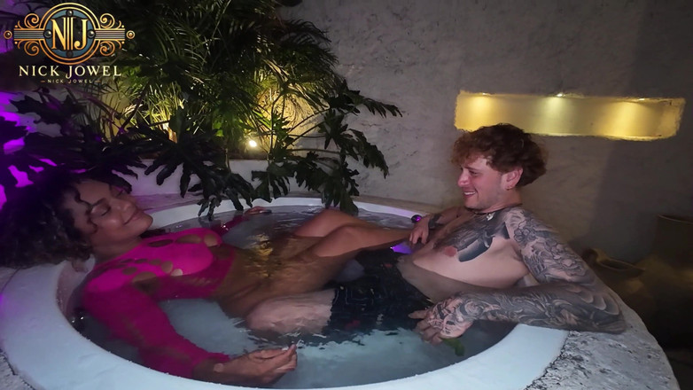 NickJowel: Latinský Zadek Jezdí Na Můj Obrovský Penis - Carlamorelli