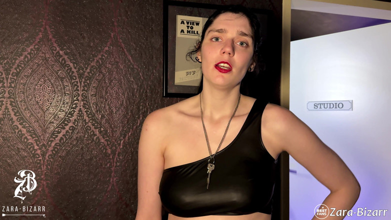 Zara Bizarr: Pissen op toilet