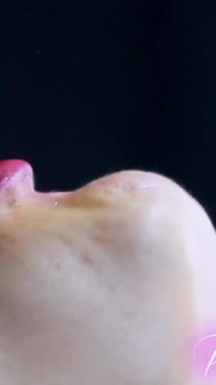 Getti di sperma mi passano attraverso la bocca