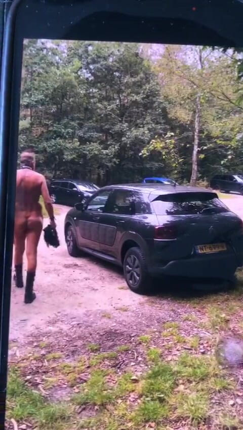 Benb Studio: Khoe hàng trong bãi đậu xe