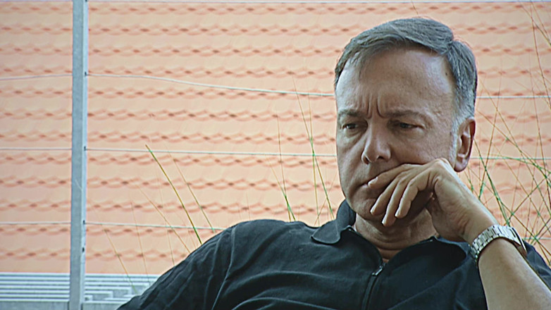 Antonio Adamo Film: Cuckold kaya dikongkek isterinya oleh dua pengawal peribadi.