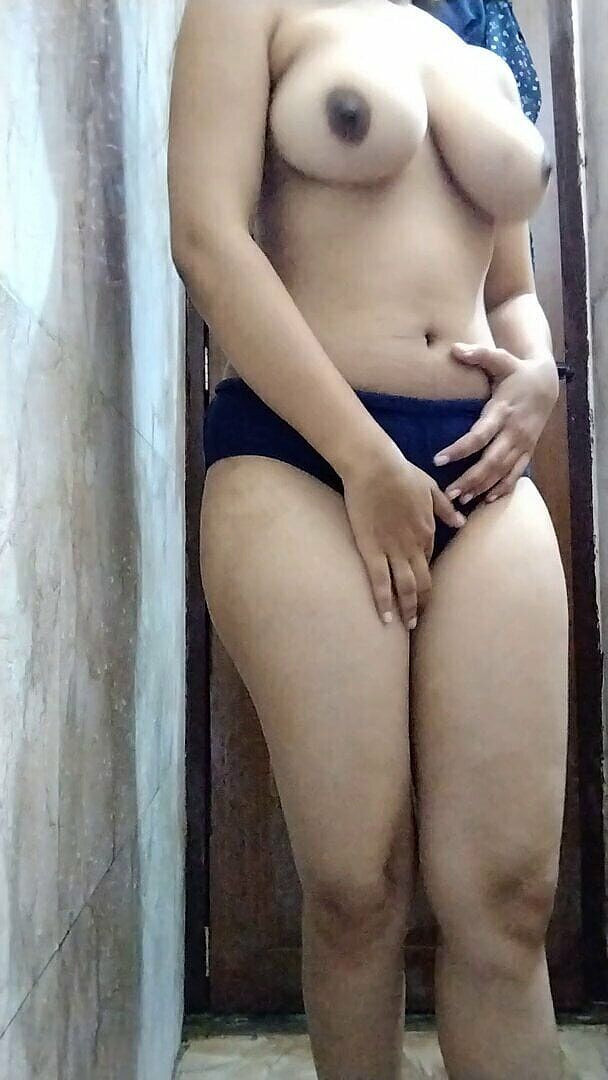 Riyathakur: 热辣的泰米尔阿姨第一次清洁阴户并制作视频