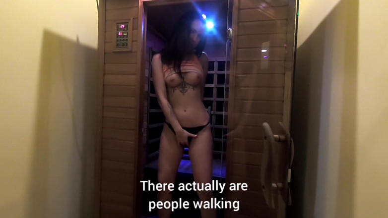 Caroline_Gray: Lo atraí a la sauna y le mostré cómo me...