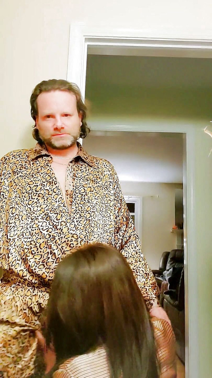 Satin Fetish King: Milf en blusa de satén dorado chupa y folla