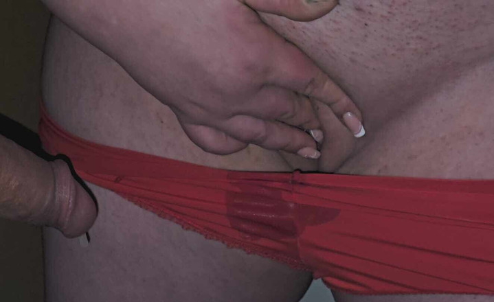 Twittiy: スーパークローズアップ:コックがクリトリスをこする。マンコに精子。精子を潤滑剤のように使います。女性のオーガズム。赤いパンティー。