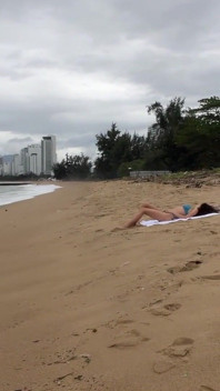 Cewek cantik ini boleh crot di toketmu nggak? - Pamer kontol di pantai