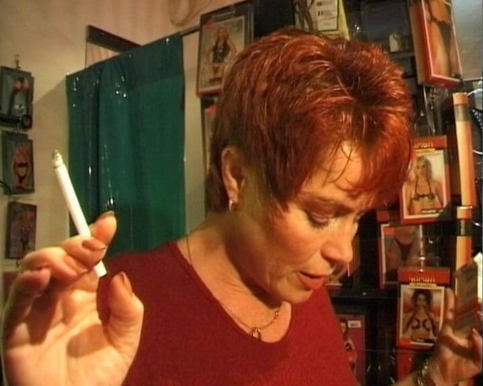 Busty German Sluts: Prsatá německá MILF kundička ošukaná v sexuálním obchodě