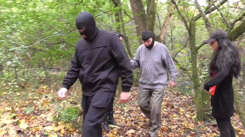 Femdom Austria: Douche avec pisse dans la forêt