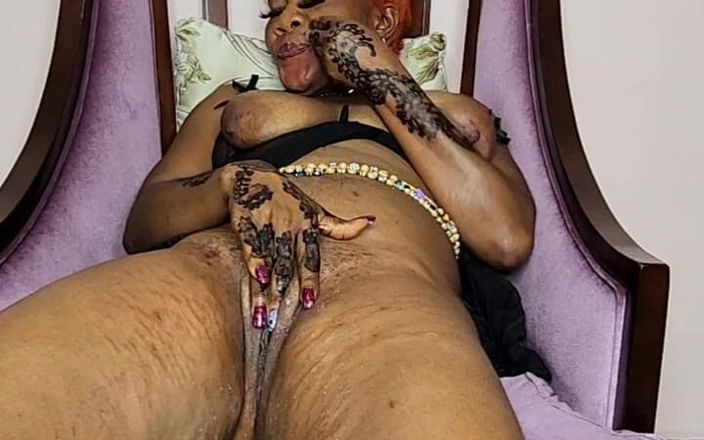 Afro fuck queens: Horny Whore Playing and Stuffing Her Loose Cunt with a...
