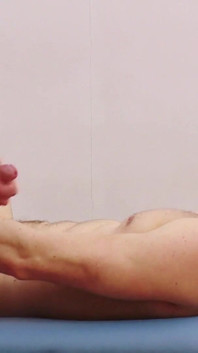 Woody Fox dan Dan Broughton mengongkek antara satu sama lain di atas meja