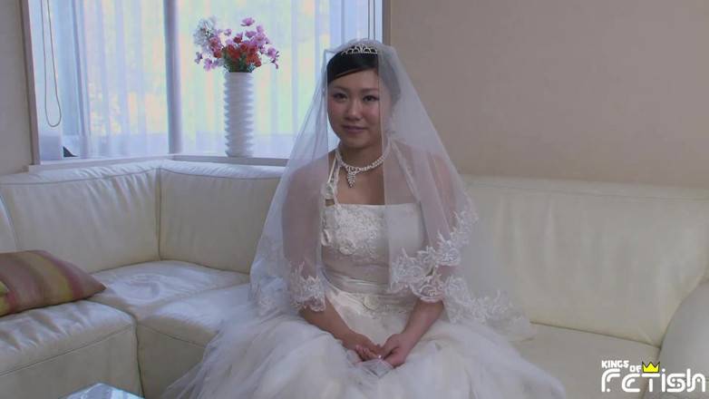 Pure Japanese adult video ( JAV): 花嫁のドレスで日本人は大きなコックを吸い、ポルノインタビューの後に口の中で精液を取得します