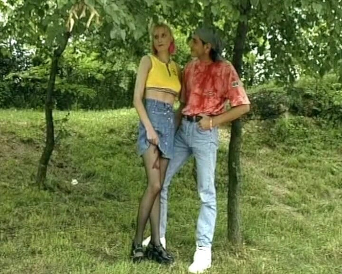 Deutsche Madchen: Une blonde mince d’Allemagne se fait baiser dehors dans ses...